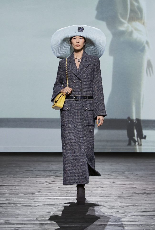 Fashion show koleksi fall/winter 2024 dari Chanel. Desainer Chanel Virginie Viard menghadirkan deretan busana yang terinspirasi dari keindahan kota Deauville, Prancis. Kota tersebut merupakan tempat favorit pendiri Chanel, Coco Chanel.  Foto: Dok. Chanel.
