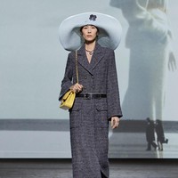 Fashion show koleksi fall/winter 2024 dari Chanel. Desainer Chanel Virginie Viard menghadirkan deretan busana yang terinspirasi dari keindahan kota Deauville, Prancis. Kota tersebut merupakan tempat favorit pendiri Chanel, Coco Chanel.  Foto: Dok. Chanel.