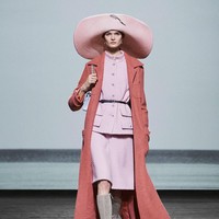 Fashion show koleksi fall/winter 2024 dari Chanel. Desainer Chanel Virginie Viard menghadirkan deretan busana yang terinspirasi dari keindahan kota Deauville, Prancis. Kota tersebut merupakan tempat favorit pendiri Chanel, Coco Chanel. Foto: Dok. Chanel.