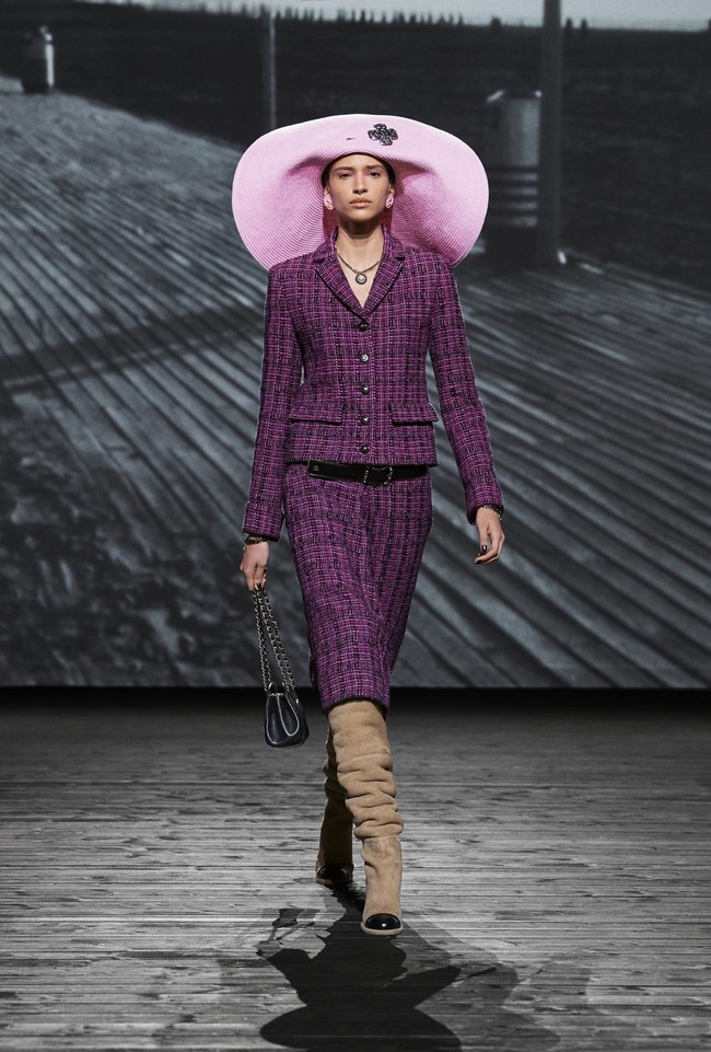 Fashion show koleksi fall/winter 2024 dari Chanel. Desainer Chanel Virginie Viard menghadirkan deretan busana yang terinspirasi dari keindahan kota Deauville, Prancis. Kota tersebut merupakan tempat favorit pendiri Chanel, Coco Chanel. Foto: Dok. Chanel.