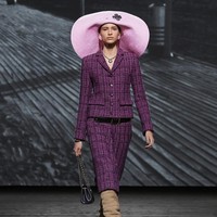 Fashion show koleksi fall/winter 2024 dari Chanel. Desainer Chanel Virginie Viard menghadirkan deretan busana yang terinspirasi dari keindahan kota Deauville, Prancis. Kota tersebut merupakan tempat favorit pendiri Chanel, Coco Chanel. Foto: Dok. Chanel.