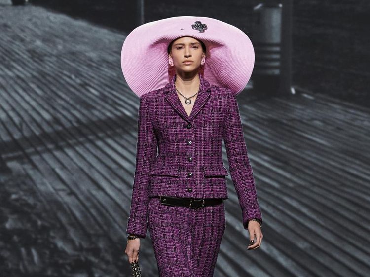 10 Foto Koleksi Chanel Musim Gugur 2024, Terinspirasi Kota Deauville, Prancis