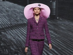 10 Foto Koleksi Chanel Musim Gugur 2024, Terinspirasi Kota Deauville, Prancis