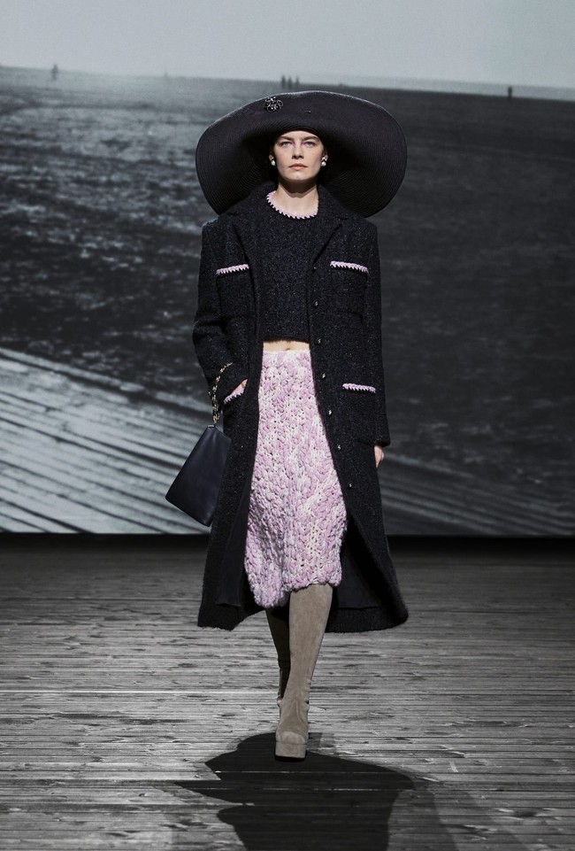 Fashion show koleksi fall/winter 2024 dari Chanel. Desainer Chanel Virginie Viard menghadirkan deretan busana yang terinspirasi dari keindahan kota Deauville, Prancis. Kota tersebut merupakan tempat favorit pendiri Chanel, Coco Chanel. Foto: Dok. Chanel.