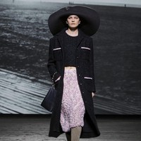 Fashion show koleksi fall/winter 2024 dari Chanel. Desainer Chanel Virginie Viard menghadirkan deretan busana yang terinspirasi dari keindahan kota Deauville, Prancis. Kota tersebut merupakan tempat favorit pendiri Chanel, Coco Chanel. Foto: Dok. Chanel.