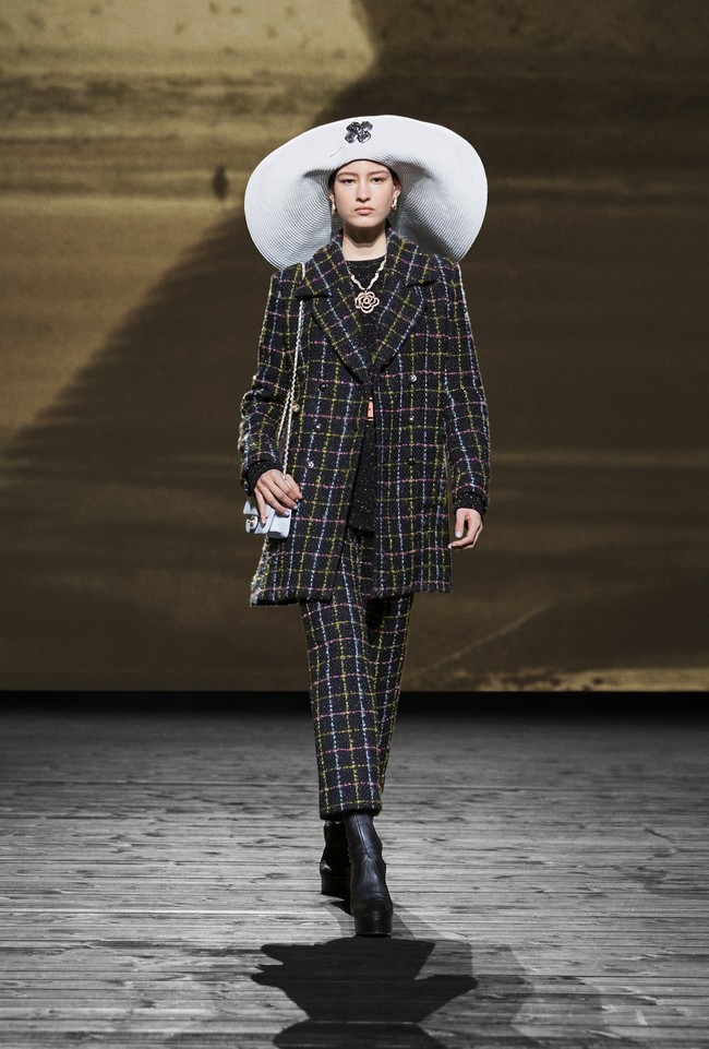 Fashion show koleksi fall/winter 2024 dari Chanel. Desainer Chanel Virginie Viard menghadirkan deretan busana yang terinspirasi dari keindahan kota Deauville, Prancis. Kota tersebut merupakan tempat favorit pendiri Chanel, Coco Chanel. Foto: Dok. Chanel.