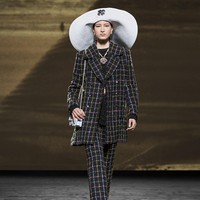 Fashion show koleksi fall/winter 2024 dari Chanel. Desainer Chanel Virginie Viard menghadirkan deretan busana yang terinspirasi dari keindahan kota Deauville, Prancis. Kota tersebut merupakan tempat favorit pendiri Chanel, Coco Chanel. Foto: Dok. Chanel.