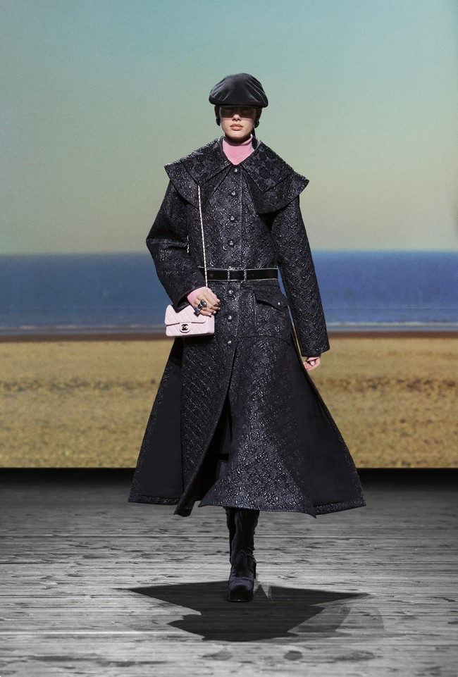 Fashion show koleksi fall/winter 2024 dari Chanel. Desainer Chanel Virginie Viard menghadirkan deretan busana yang terinspirasi dari keindahan kota Deauville, Prancis. Kota tersebut merupakan tempat favorit pendiri Chanel, Coco Chanel.  Foto: Dok. Chanel.