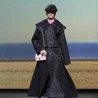 Fashion show koleksi fall/winter 2024 dari Chanel. Desainer Chanel Virginie Viard menghadirkan deretan busana yang terinspirasi dari keindahan kota Deauville, Prancis. Kota tersebut merupakan tempat favorit pendiri Chanel, Coco Chanel.  Foto: Dok. Chanel.