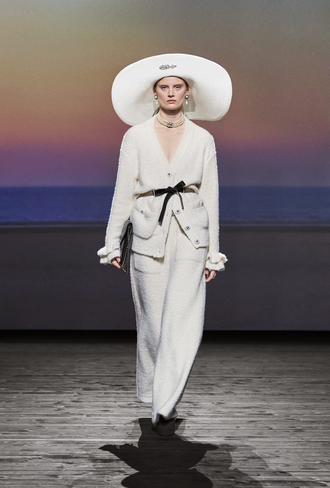 Fashion show koleksi fall/winter 2024 dari Chanel. Desainer Chanel Virginie Viard menghadirkan deretan busana yang terinspirasi dari keindahan kota Deauville, Prancis. Kota tersebut merupakan tempat favorit pendiri Chanel, Coco Chanel.  Foto: Dok. Chanel.