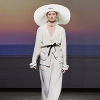 Fashion show koleksi fall/winter 2024 dari Chanel. Desainer Chanel Virginie Viard menghadirkan deretan busana yang terinspirasi dari keindahan kota Deauville, Prancis. Kota tersebut merupakan tempat favorit pendiri Chanel, Coco Chanel.  Foto: Dok. Chanel.