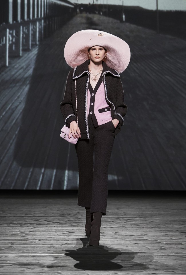 Fashion show koleksi fall/winter 2024 dari Chanel. Desainer Chanel Virginie Viard menghadirkan deretan busana yang terinspirasi dari keindahan kota Deauville, Prancis. Kota tersebut merupakan tempat favorit pendiri Chanel, Coco Chanel. Foto: Dok. Chanel.