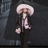 Fashion show koleksi fall/winter 2024 dari Chanel. Desainer Chanel Virginie Viard menghadirkan deretan busana yang terinspirasi dari keindahan kota Deauville, Prancis. Kota tersebut merupakan tempat favorit pendiri Chanel, Coco Chanel. Foto: Dok. Chanel.