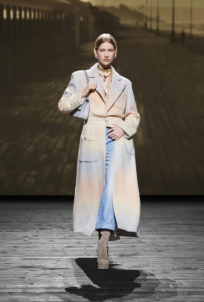 Fashion show koleksi fall/winter 2024 dari Chanel. Desainer Chanel Virginie Viard menghadirkan deretan busana yang terinspirasi dari keindahan kota Deauville, Prancis. Kota tersebut merupakan tempat favorit pendiri Chanel, Coco Chanel.  Foto: Dok. Chanel.