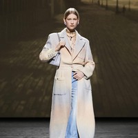 Fashion show koleksi fall/winter 2024 dari Chanel. Desainer Chanel Virginie Viard menghadirkan deretan busana yang terinspirasi dari keindahan kota Deauville, Prancis. Kota tersebut merupakan tempat favorit pendiri Chanel, Coco Chanel.  Foto: Dok. Chanel.