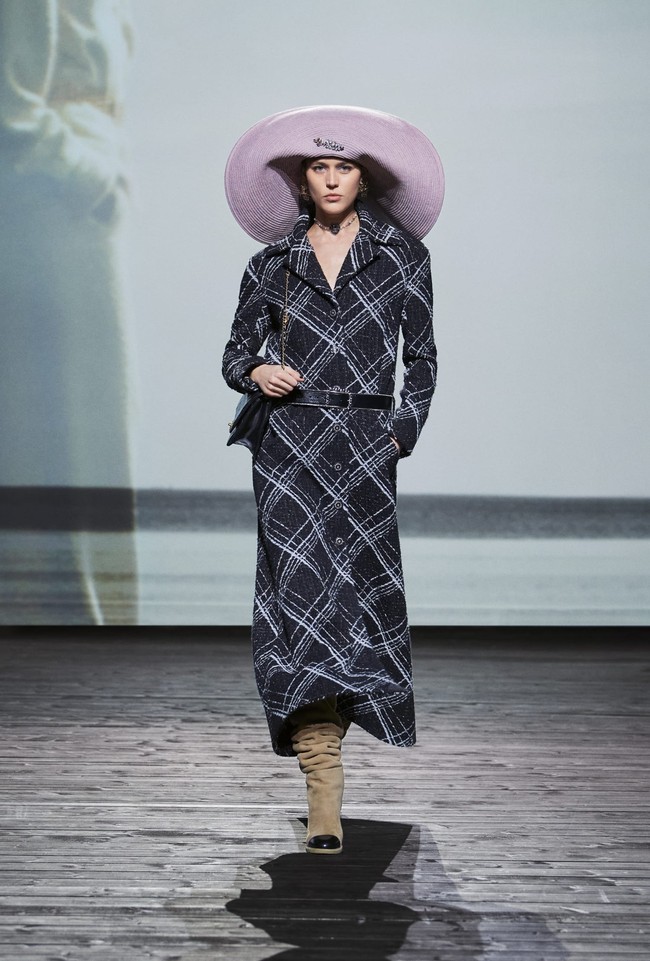 Fashion show koleksi fall/winter 2024 dari Chanel. Desainer Chanel Virginie Viard menghadirkan deretan busana yang terinspirasi dari keindahan kota Deauville, Prancis. Kota tersebut merupakan tempat favorit pendiri Chanel, Coco Chanel.  Foto: Dok. Chanel.