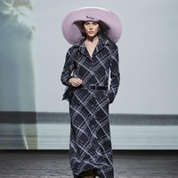 Fashion show koleksi fall/winter 2024 dari Chanel. Desainer Chanel Virginie Viard menghadirkan deretan busana yang terinspirasi dari keindahan kota Deauville, Prancis. Kota tersebut merupakan tempat favorit pendiri Chanel, Coco Chanel.  Foto: Dok. Chanel.