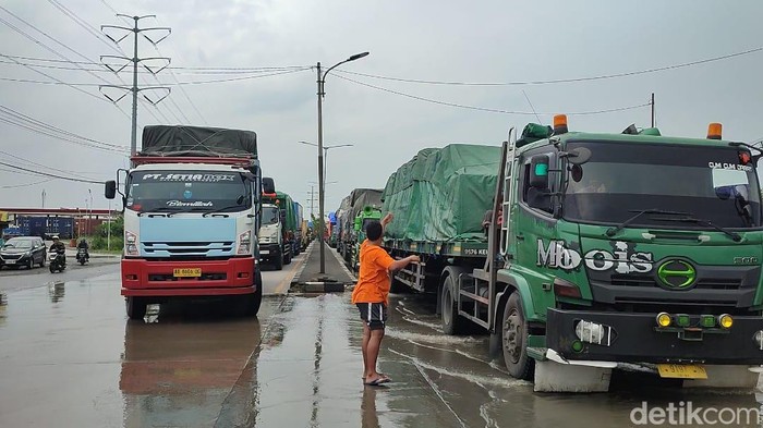Kondisi banjir di Kaligawe memicu macet di jalur Pantura Semarang, Kamis (14/3/2024).