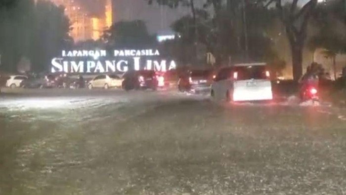 Kondisi Jalan Pahlawan, Kota Semarang, yang tergenang akibat curah hujan tinggi pada Rabu (13/3) malam