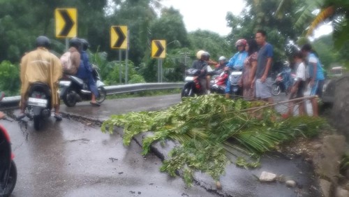 Kondisi Jalan Taebenu, Kelurahan Oebufu, Kecamatan Oebobo, Kota Kupang yang hampir putus, Rabu (13/3/2024). (Istimewa)