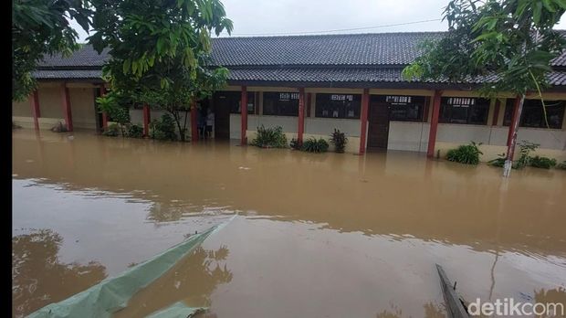 Kondisi salah satu sekolah di Kendal yang terendam banjir, Kamis (14/3/2024) siang.
