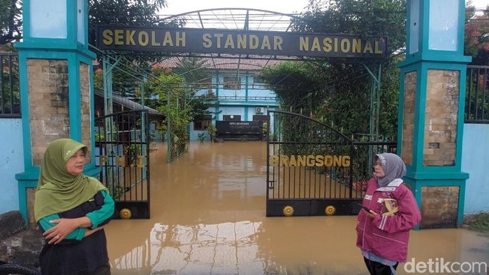 Kondisi salah satu sekolah di Kendal yang terendam banjir, Kamis (14/3/2024) siang.