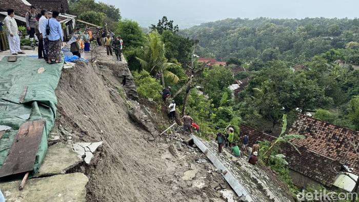 Kondisi tanah longsor di Dukuh Deles, Desa Sendangcoyo, Kecamatan Lasem, Kamis (14/3/2024).