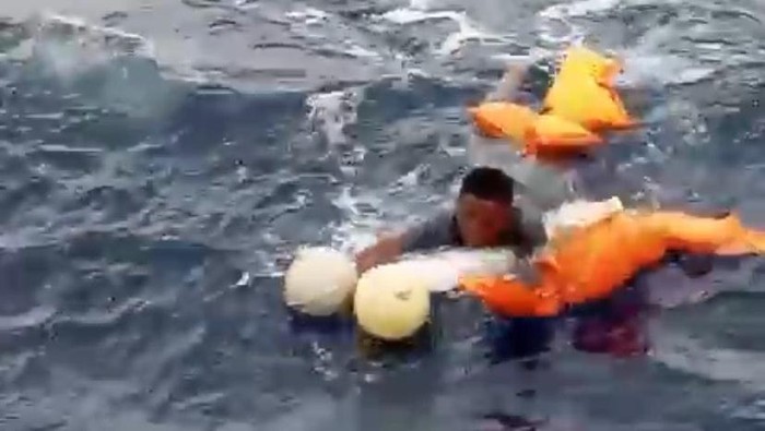 Kru KM Sweet ditemukan di perairan laut Banda, Maluku Tengah.