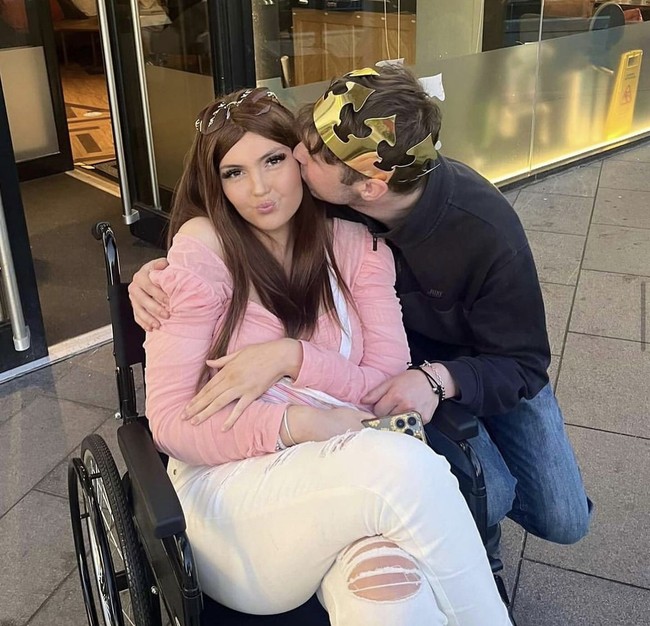 Namun, pada akhirnya, perjalanan Leah dengan kanker tulang telah berakhir. Dalam video yang menyedihkan, Andrew memberi kabar meninggalnya Leah. Namun, ia juga menyampaikan rasa terima kasih atas dukungan yang diberikan oleh penggemar Leah. Foto: Dok. Instagram @xx_leahsmith