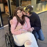 Namun, pada akhirnya, perjalanan Leah dengan kanker tulang telah berakhir. Dalam video yang menyedihkan, Andrew memberi kabar meninggalnya Leah. Namun, ia juga menyampaikan rasa terima kasih atas dukungan yang diberikan oleh penggemar Leah. Foto: Dok. Instagram @xx_leahsmith