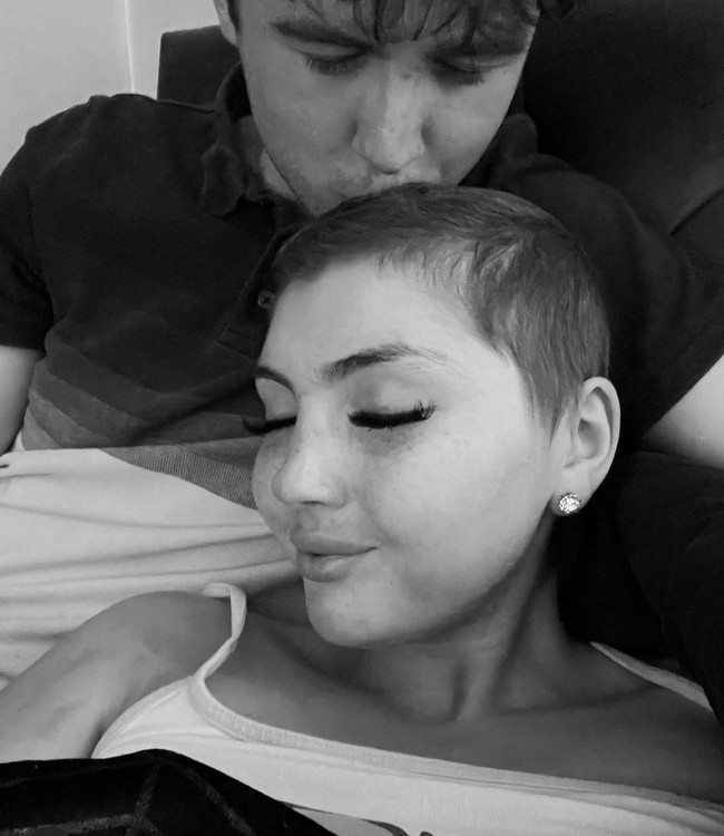 Tak hanya memperlihatkan perjuangannya melawan kanker, namun Leah pun berbagi kisah asmaranya dengan kekasihnya, Andrew yang selalu setia bersamanya.  Foto: Dok. Instagram @xx_leahsmith