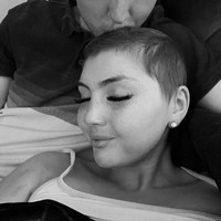 Tak hanya memperlihatkan perjuangannya melawan kanker, namun Leah pun berbagi kisah asmaranya dengan kekasihnya, Andrew yang selalu setia bersamanya.  Foto: Dok. Instagram @xx_leahsmith