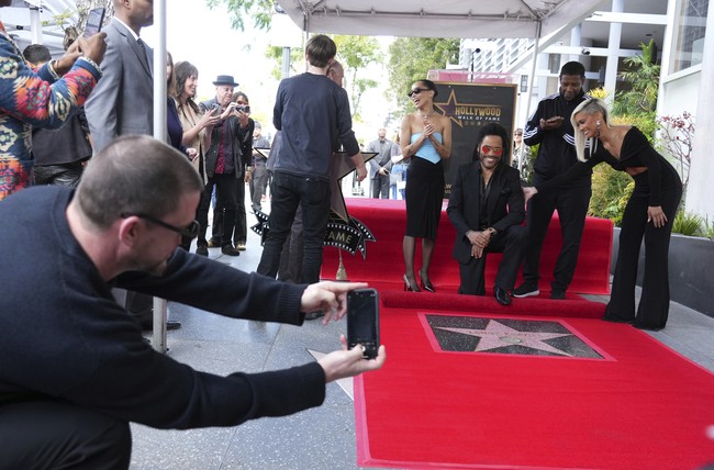 Channing Tatum sempat menjadi fotografer dadakan. Ia ikut mengabadikan momen Lenny diberi penghargaan Hollywood Walk of Fame. Aktor senior Denzel Washington juga ikut memberikan penghormatan. (Foto: Jordan Strauss/Invision/AP)