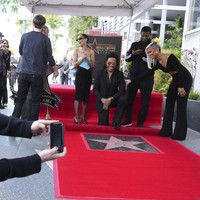 Channing Tatum sempat menjadi fotografer dadakan. Ia ikut mengabadikan momen Lenny diberi penghargaan Hollywood Walk of Fame. Aktor senior Denzel Washington juga ikut memberikan penghormatan. (Foto: Jordan Strauss/Invision/AP)