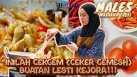 Ceker dengan bumbu pedas juga dibuat oleh Lesti Kejora. Sajian ceker itu dinamakan cekgem atau ceker gemesh. Foto: YouTube Leslar Entertainment