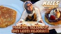 Tak hanya hidangan rumahan, tapi Lesti Kejora juga bisa membuat kue. Ini momennya membuat pancake dengan topping es krim vanila, cokelat, dan stroberi. Foto: YouTube Leslar Entertainment