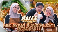 Mie ayam juga bisa dibuat oleh Lesti Kejora. Ia mengolah sendiri ayam bumbu kecap untuk topping mie ayam. Foto: YouTube Leslar Entertainment