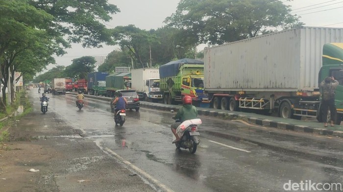 Macet di Jalan Pantura Onggorawe, Kecamatan Sayung, Demak, imbas banjir di Semarang, Kamis (14/3/2024) siang.