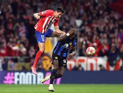 Savic melakukan terjangan ke punggung Thuram ketika mereka berebut bola. Foto: REUTERS/Violeta Santos Moura