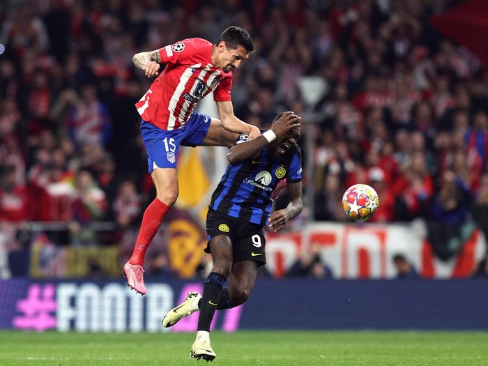Soccer Football - Champions League - Round of 16 - Second Leg - Atletico Madrid v Inter Milan - Metropolitano, Madrid, Spain - March 13, 2024  Atletico Madrid's Stefan Savic in action with Inter Milan's Marcus Thuram REUTERS/Violeta Santos Moura
