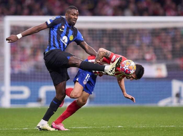 MADRID, SPAIN - MARCH 13: Marcus Thuram of FC Internazionale and Stefan Savic of Atletico de Madrid battle for the ball during the UEFA Champions League 2023/24 round of 16 second leg match between Atlético Madrid and FC Internazionale at Civitas Metropolitano Stadium on March 13, 2024 in Madrid, Spain.(Photo by Manu Reino/DeFodi Images via Getty Images)