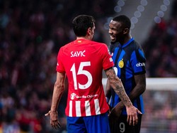 Setelah semua insiden tarik, terjang, dan remas itu, Thuram dan Savic sepertinya masih tetap menganggapnya sebagai insiden sepakbola biasa. Foto: Getty Images/Eurasia Sport Images