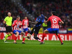 Savic, bek tengah Atletico, mengawal ketat Thuram yang andalan Inter di lini depan. Tarik jersey pun jadi! Foto: Inter via Getty Images/Mattia Ozbot - Inter
