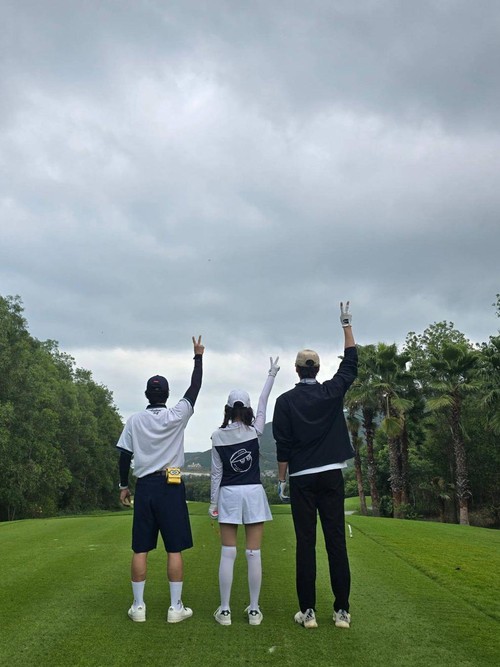 Aktor dan aktris Marry My Husband merayakan kesuksesan akhir drama Korea tersebut dengan liburan ke Vietnam. Foto-foto liburan ini diunggah lewat Instagram aktor Lee Yi Kyung.