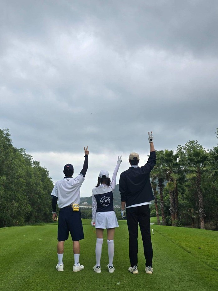 Aktor dan aktris Marry My Husband merayakan kesuksesan akhir drama Korea tersebut dengan liburan ke Vietnam. Foto-foto liburan ini diunggah lewat Instagram aktor Lee Yi Kyung.