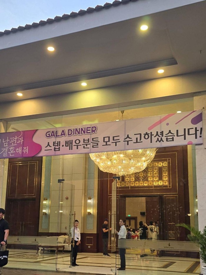 Aktor dan aktris Marry My Husband merayakan kesuksesan akhir drama Korea tersebut dengan liburan ke Vietnam. Foto-foto liburan ini diunggah lewat Instagram aktor Lee Yi Kyung.