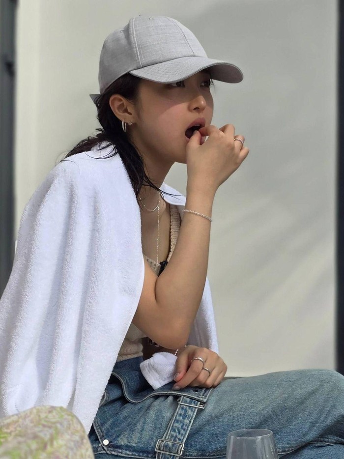 Aktor dan aktris Marry My Husband merayakan kesuksesan akhir drama Korea tersebut dengan liburan ke Vietnam. Foto-foto liburan ini diunggah lewat Instagram aktor Lee Yi Kyung.