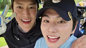 Pose Lee Yi Kyung dan Na In Woo di sela-sela kegiatan main golf selama di Vietnam. Para aktor dan aktris Marry My Husband sudah menghabiskan waktu di Vietnam sejak 10 Maret 2024. (Foto: dok. Instagram @luvlk89)