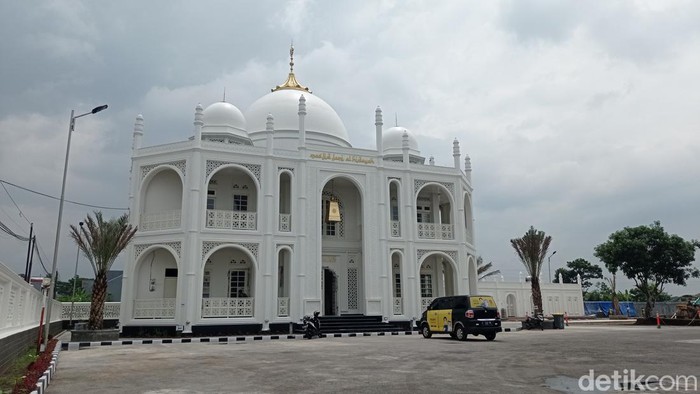 Masjid SPBU di Kota Tasikmalaya bergaya Timur Tengah.