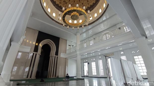 Masjid SPBU di Kota Tasikmalaya bergaya Timur Tengah.